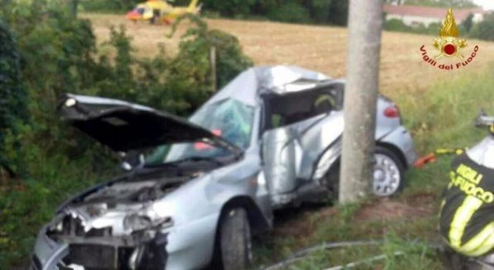 Fa la diretta su Facebook al volante: si schianta e muore